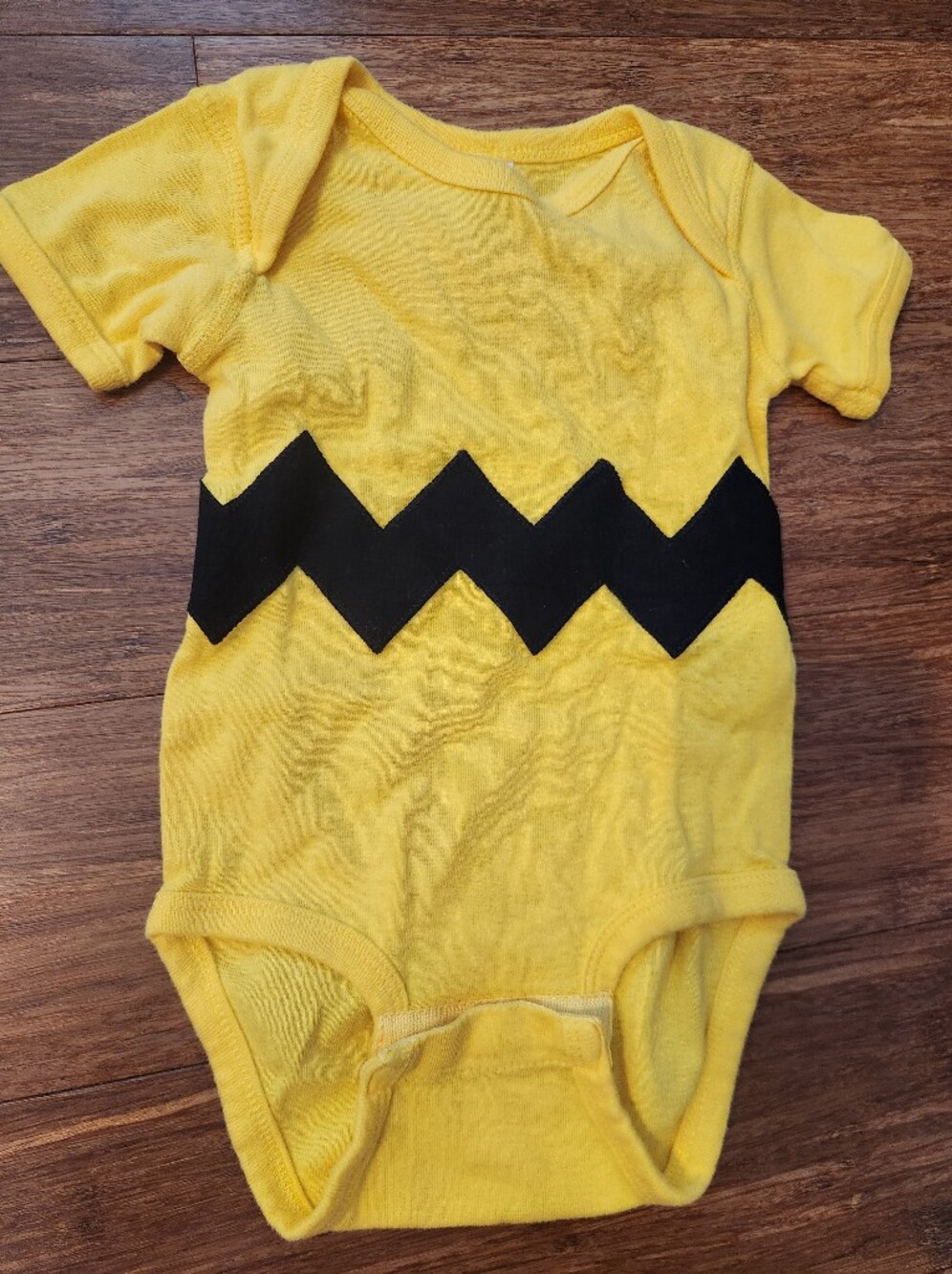 Peanuts Charlie Brown Baby Boy Yellow Zigzag Costume Bodysuit Onesie, 12 Months